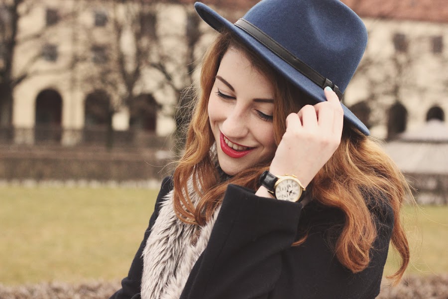 how to style navy fedora hat