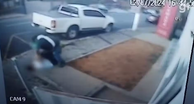 Vídeo mostra momento em que homem é detido após armar encontro com a ex para quitar pensão e esfaqueia ex 14 vezes.