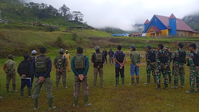 Kerja Bakti TNI-Polri Dan Pemda Bersama Masyarakat Membangun Kembali Distrik Kiwirok