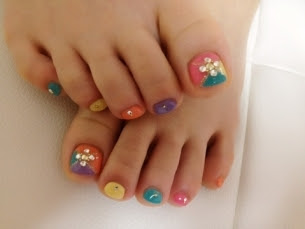 Pretty-Pedicure-Nail-Art-Ideas-for-2012