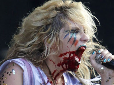 kesha con sangre en la cara