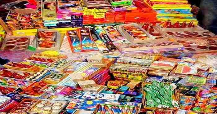 faridabad-police-arrested-4-people-selling-crackers