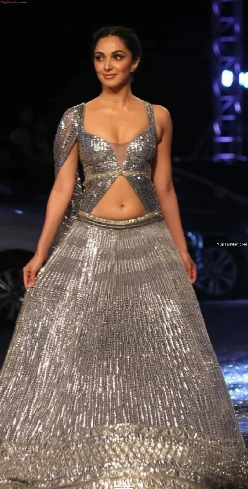Kiara Advani Hot Navel Show - Sexy Abs Pics