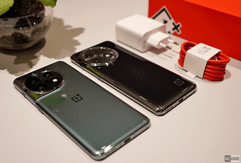 Side by side with the regular OnePlus 11