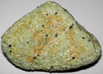 Sampel dunit dengan warna hijau dominan yang dipengaruhi oleh kandungan olivin yang mencapai lebih dari 90%. Mineral-mineral aksesoris yang kerap ditemukan dalam dunit seperti klinopiroksin, ortopiroksin, spinel, ilmenit dan magnetit