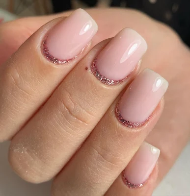 As unhas com estilo minimalista carregam certa leveza, praticidade e promove o resultado sofisticado. É bem adaptado a diferentes tamanhos de unhas, pois busca valorizar a naturalidade delas.