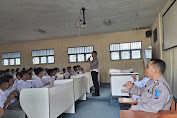 Sat Binmas Polres Dairii Gelar Binluh Ops Patuh Toba 2025 Di SMK Swasta Teknik Dairi  DAIRI// investigasi.info Dalam rangka mendukung pelaksanaan Operasi Patuh Toba 2025, Satuan Binmas Polres Dairi melaksanakan kegiatan Bimbingan dan Penyuluhan (BINLUH) kepada siswa-siswi SMK Swasta Teknik Dairi yang berlokasi di Jalan Barisan Nauli, Kecamatan Sidikalang, Kabupaten Dairi. Senin (21/7/2025)  Kegiatan ini dipimpin langsung oleh Kasat Binmas Polres Dairi IPTU Gimson Limbong selaku Kasatgas 2 Preemtif, bersama dengan personel gabungan dari Sat Binmas dan Sat Lantas Polres Dairi, yakni: AIPTU N. Lubis – Ps. Kanit Binmas Polmas selaku Subsatgas BINLUH, AIPTU Niko Pardosi – Ps. Kanit Kamsel Sat Lantas selaku Subsatgas Dikmas, dan BRIPDA Adi Syah Putra Situmorang – Personel Sat Lantas sebagai anggota Subsatgas Dikmas.  Dalam kegiatan tersebut, para personel memberikan penyuluhan kepada siswa-siswi terkait pentingnya keselamatan berlalu lintas serta edukasi seputar pelaksanaan Operasi Patuh Toba 2025 yang berlangsung sejak 14 Juli hingga 27 Juli 2025. Sosialisasi ini bertujuan untuk menekan angka pelanggaran dan kecelakaan lalu lintas di kalangan pelajar.  Selain memberikan penyuluhan kepada para siswa, personel juga melakukan koordinasi dan komunikasi dengan Kepala Sekolah SMK Swasta Teknik Dairi beserta jajaran dewan guru. Dalam dialog tersebut, disampaikan bahwa peran serta pihak sekolah sangat penting dalam mendorong siswa untuk mematuhi peraturan lalu lintas, seperti penggunaan helm, kelengkapan surat kendaraan, serta tidak mengendarai kendaraan bagi yang belum cukup umur.  Kegiatan ini merupakan bagian dari upaya preemtif Polres Dairi dalam menumbuhkan kesadaran berlalu lintas di kalangan pelajar sekaligus memperkuat kemitraan Polri dengan dunia pendidikan.  Polres Dairi berharap melalui kegiatan ini, pelajar dapat menjadi pelopor keselamatan berlalu lintas dan turut mendukung terciptanya keamanan serta ketertiban lalu lintas di wilayah Kabupaten Dairi.(c.siahaan)