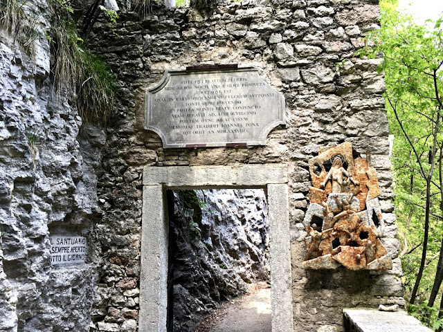 Santuario Madonna della Corona - svatyně na skále, vstup