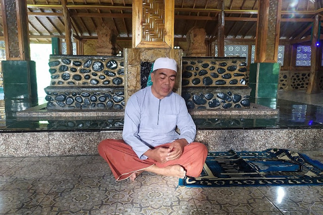 Emas permata di makam Kiai Mas Mirah Lombok Tengah