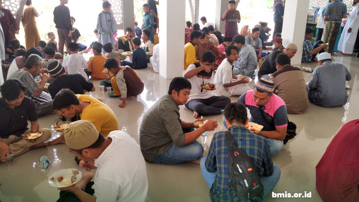 jamaah masjid menyantap makan