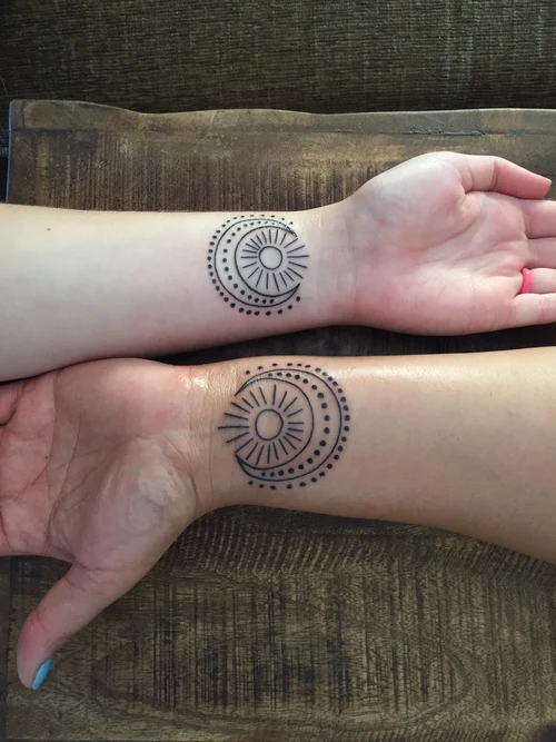 dos tatuajes uno en cada muñeca de sol y luna