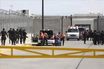 MéXICO:Doce policías que investigaban la decapitación de 10 personas fueron asesinados en una emboscada