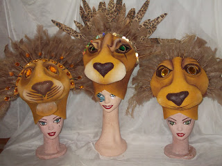 Gorro o Sombrero en goma espuma con plumas de Mufasa, Scar, Simba del Musical El Rey León