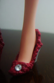 Sapatinhos de crochê com pedraria  para Barbie por Pecunia MM