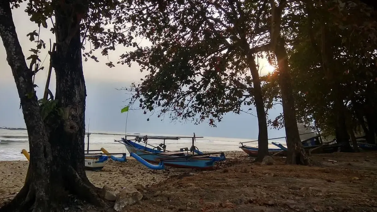 Pesisir Pantai Karang Songsong di sore hari