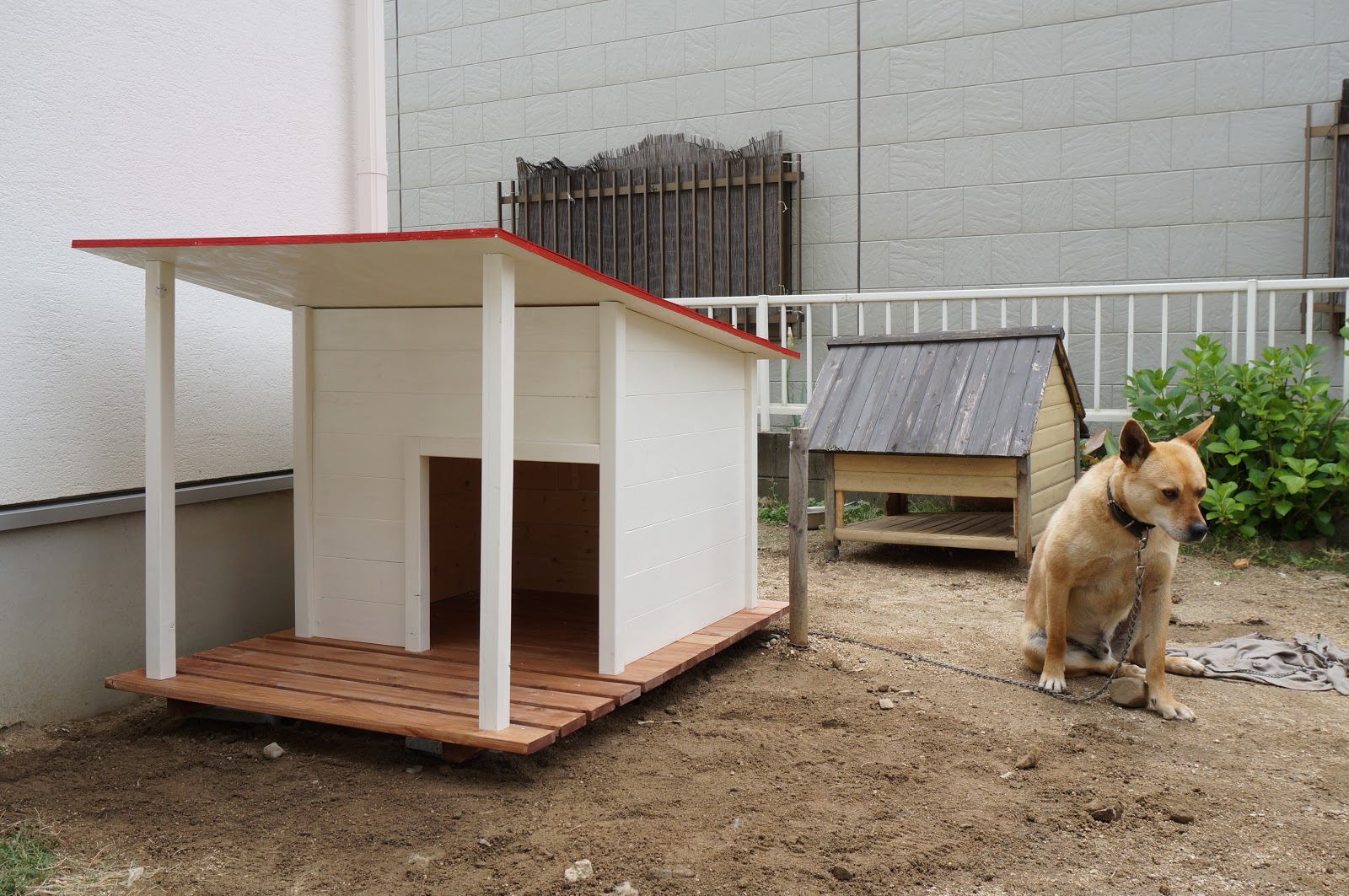 Something Good By Diy 手作りのステキな何か 去年の5月に作った犬小屋の屋根をペンキ塗りしました 1年で結構劣化しますね