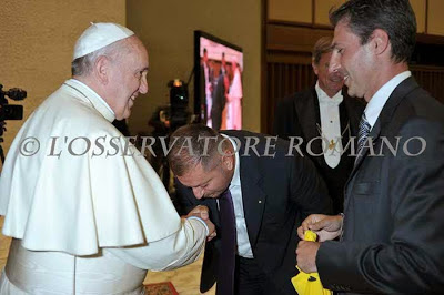 Roma. Vaticano "Sala Nervi". Benedizione della maglia di gioco ARGOS Soccer TEAM Papa Francesco baciamano con Fausto Zilli