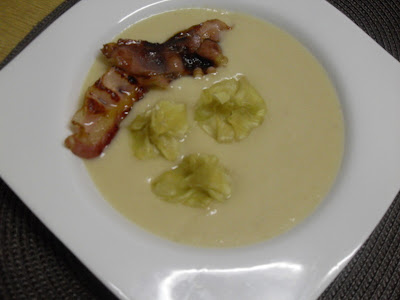 Crema de vichyssoise de pera con wonton de queso y azul con panceta