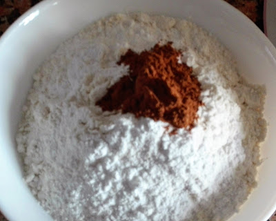 En la imagen vemos un bol con harina, canela, levadura y sal. Para la preparación de un bizcocho de manzana en sarten