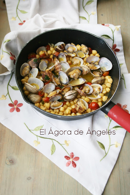 Garbanzos en salsa vongole