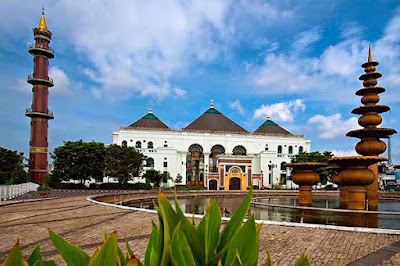 http://santripiss.blogspot.com/2017/05/11-masjid-terbesar-dan-termegah-di-indonesia.html