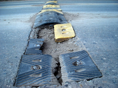 Otro de los tantos descuidos urbanos en Piedra del Aguila.-