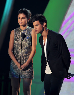 Selena Gomez Dresses & Skirts Style at 2011 MTV Video Music Awards