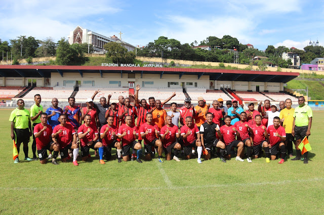 Muhammad Saleh Mustafa Main Bola Kaki Bersama Wartawan Jayapura dan Mantan Pemain Persipura