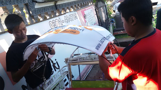 Atap becak yang kusam diganti dengan yg baru dan bersih