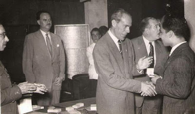Entrega de medalla a Daniel Oliveira en 1951