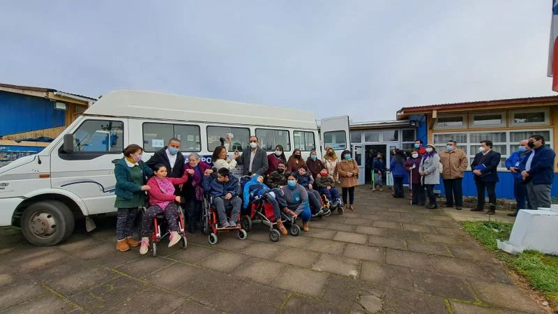 Osorno: entregan bus inclusivo para estudiantes de Escuela Especial Ana Aichele