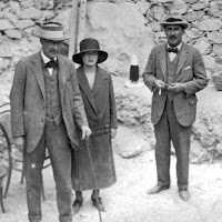 Lord Carnarvon, lady Evelyn y Howard Carter  en la tumba de Tutankamón. Foto: Harry Burton, 1922. Wikipedia.