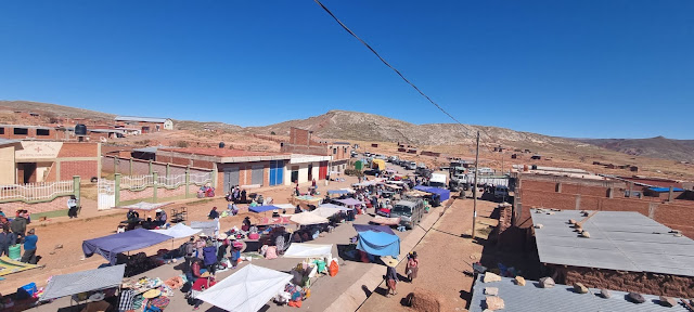 Jeden Mittwoch wird Pampa Colorada Bolivien zu einem größeren Wochenmarkt in der Provinz Chayanta. Es wird folgendes verkauft: Autos, Vieh, Artefakte, Kleidung, Gemüse und anderes. Inzwischen kann man Pampa Colorada auch aus dem Weltraum erkennen. 2003 bestand die Stadt noch aus 2 oder 3 Häuser im Jahr 1998 gab es auf den Satellitenbildern hier noch keine menschliche Siedlung zu entdecken. Die Stadt ist weiter stark am Wachsen und jetzt wünschen die Menschen sich auch eine Kirche in ihre kleine Stadt.
