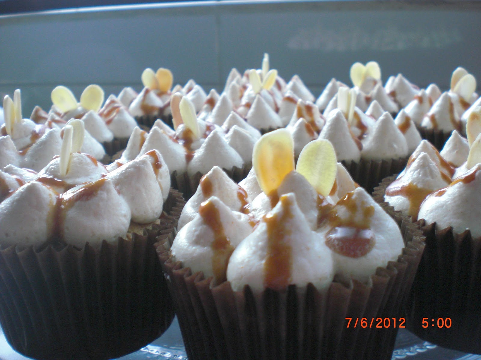 Laman Dapur Helen: BANANA CUPCAKES.CARAMEL BUTTERCREAM 