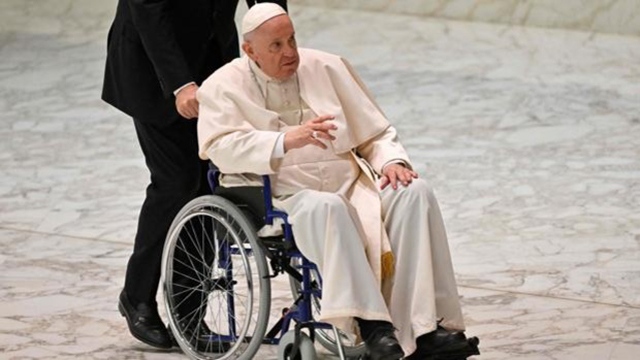 Al Papa Francisco Le Cuesta Caminar Cada Vez Más. Foto: AFP