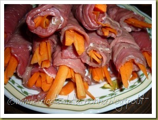 Involtini di manzo e carote con crema di cavolfiore (4) Involtini di manzo e carote con crema di cavolfiore (4)