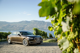 Front 3/4 view of 2017 Genesis G90 RWD 3.3T Premium 