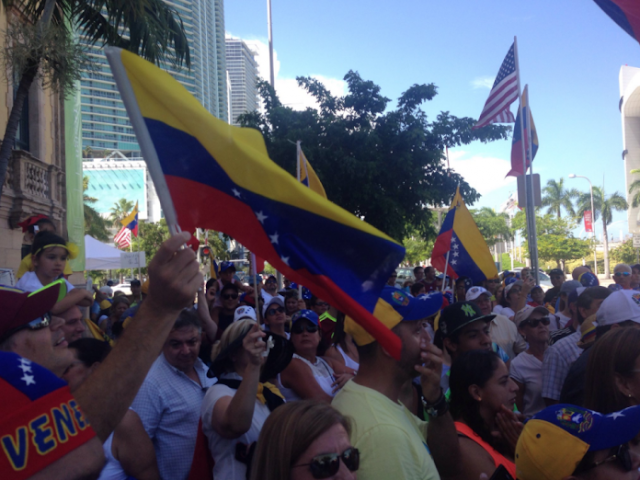 Venezolanos en Miami califican como “patraña” cancelación de revocatorio.