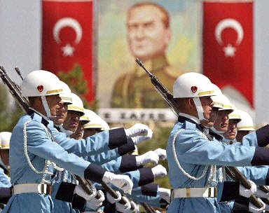 Οι μισοί περίπου Τούρκοι επιθυμούν την παρέμβαση του στρατού!!!