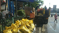 Waspadai Musim Hujan, Satgas Sektor 22 Sub 05 Angkat Sampah di Kali Ciateul