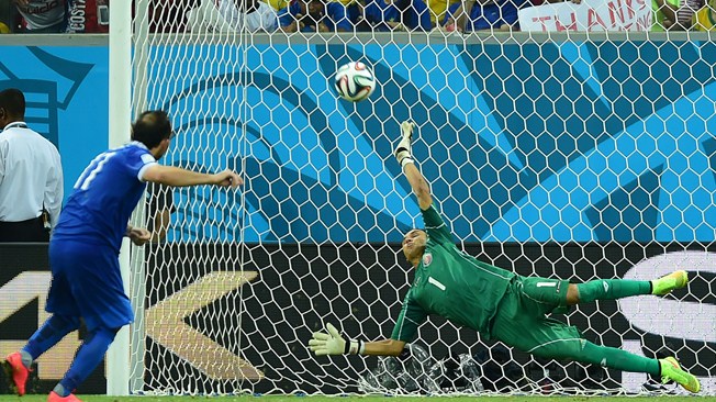 Costa Rica vs. Grecia, en los Octavos de Final de la Copa Mundial de la FIFA Brasil 2014. La Selección de Costa Rica hace historia al avanzar por primera vez a los Cuartos de Final de un Mundial, tras vencer 5-3 en penales a Grecia | Ximinia