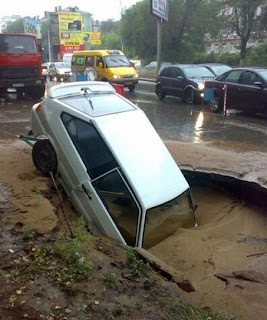 في روسيا شوارع مدينة تبتلع السيارات In Russia the  city streets swallow cars