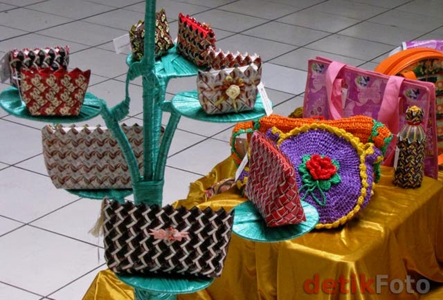 PRAKARYA DAN KEWIRAUSAHAAN SMK: ANEKA KERAJINAN TAS/DOMPET 