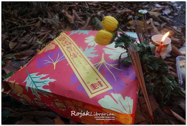 Offerings by the road for Mr. Seet Soon Kyet