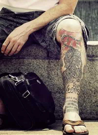 tatuaje de tigre en la pierna de un hombre