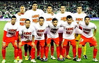 SEVILLA F. C. - Sevilla, España - Temporada 2011-12 - Luna, Fazio, Spahic, Negredo, Javi Varas; Reyes, Navarro, Trochowski, Jesús Navas, Medel y Coke - REAL BETIS BALOMPIÉ 1 (Beñat), SEVILLA F. C. 1 (Negredo) - 21/01/2012 - Liga de 1ª División, jornada 1 (aplazada) - Sevilla, estadio Benito Villamarín - El Sevilla lucía camiseta de homenaje al jugador del Betis Miki Roqué, enfermo de cáncer, que fallecería meses más tarde