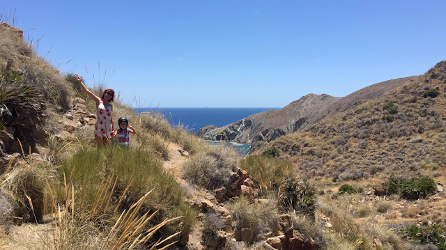 Bajando a la cala del Tomate