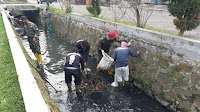 Satgas Sektor 22 Sub 6, Giat Rutin Bersihkan Sampah Anak Sungai Cipenya