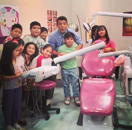 Jericho Rosales with Goin' Bulilit kids