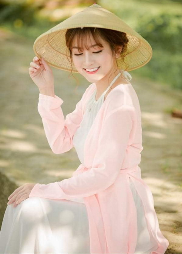 Thiếu nữ ngồi áo hồng nón lá